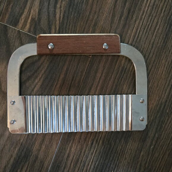 STAINLESS STEEL Wooden Handle Crinkle Cutter NWOT - Picture 1 of 4